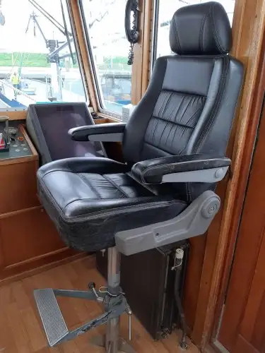 Tàu kéo lưới để bán