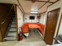 Tàu chở thủy thủ đoàn để bán