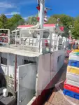 Tàu chở cá sống để bán