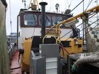 Tàu kéo lưới để bán