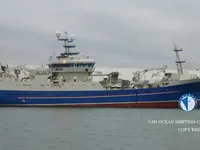 Tàu kéo lưới để bán