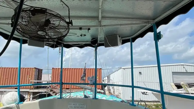 Tàu du lịch để bán