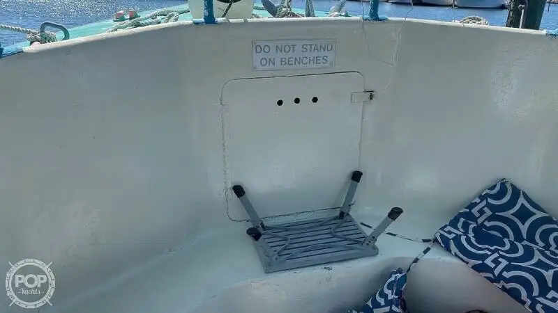 Tàu du lịch để bán