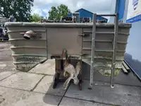 Tàu làm việc để bán