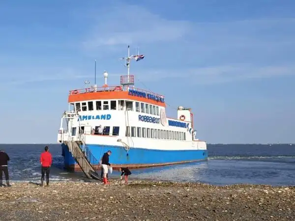 Tàu chở khách để bán