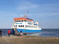Tàu chở khách rao bán