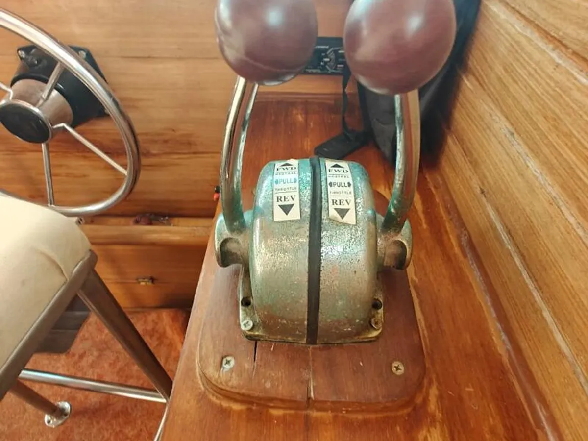 Tàu làm việc để bán
