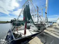 Tàu kéo lưới để bán