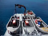 Tàu kéo lưới để bán
