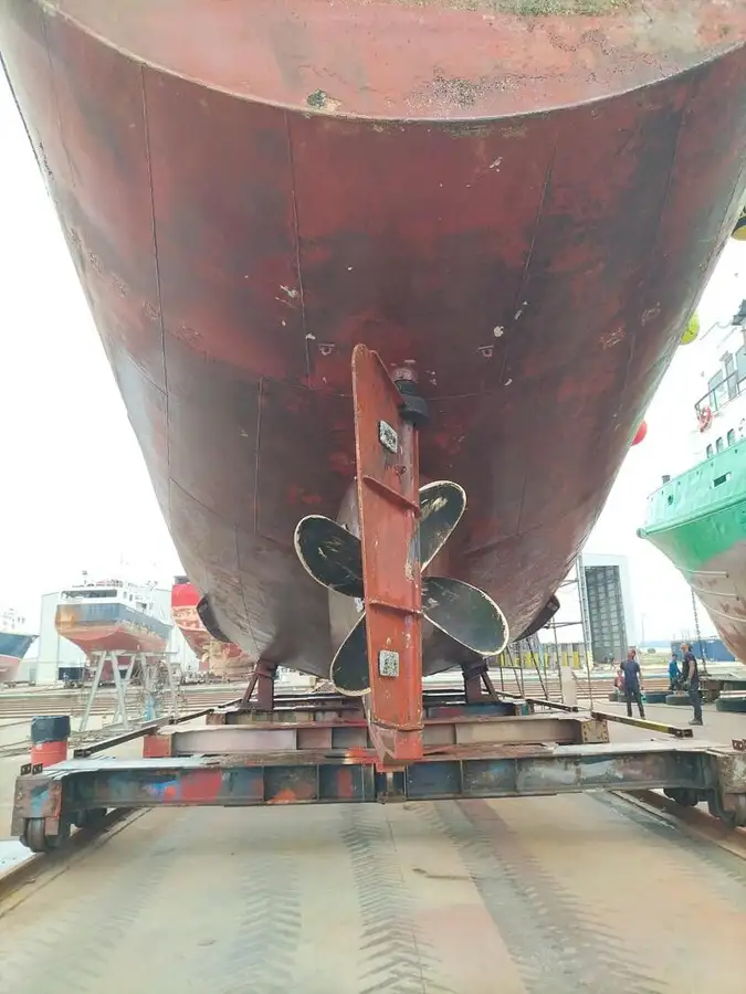 Tàu kéo lưới để bán