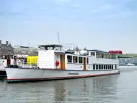 Tàu phà để bán