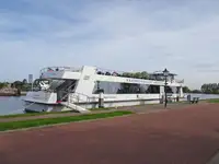 Tàu du lịch để bán