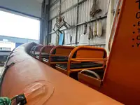 Tàu làm việc để bán