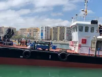 Tàu làm việc để bán