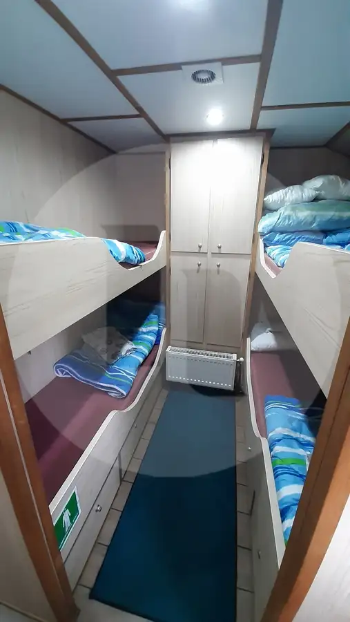 Tàu chở cá sống để bán