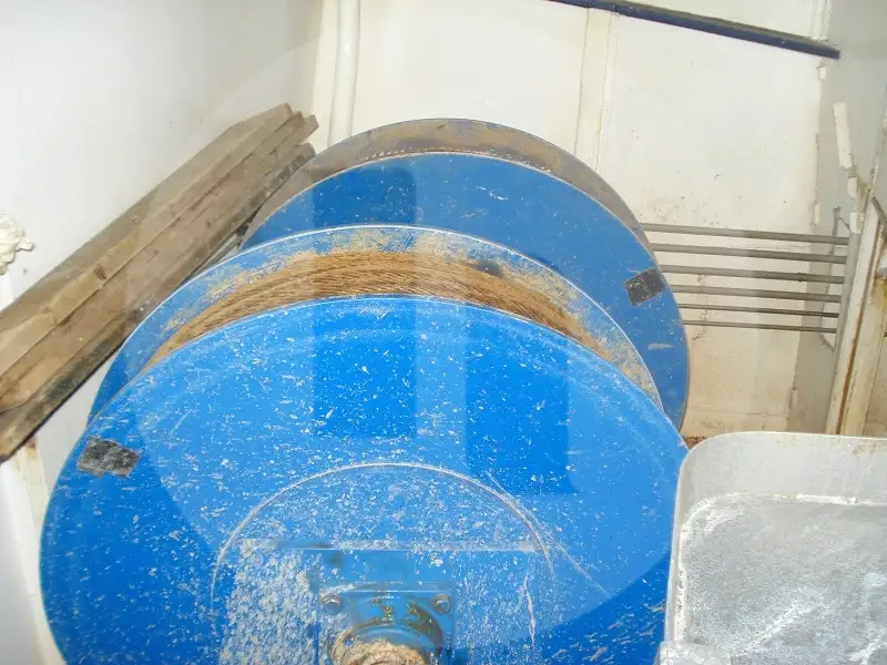 Tàu chở cá sống để bán