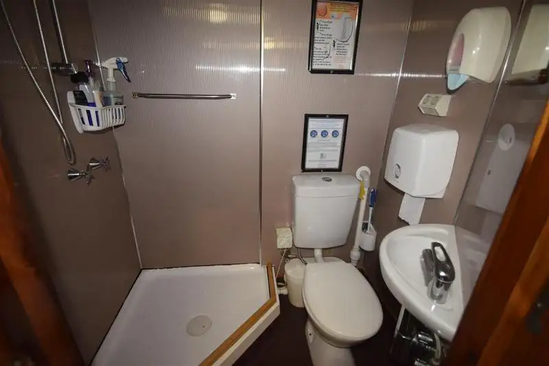Tàu kéo lưới để bán