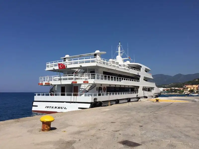 Tàu du lịch để bán