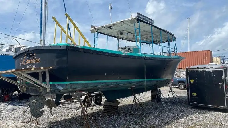 Tàu du lịch để bán