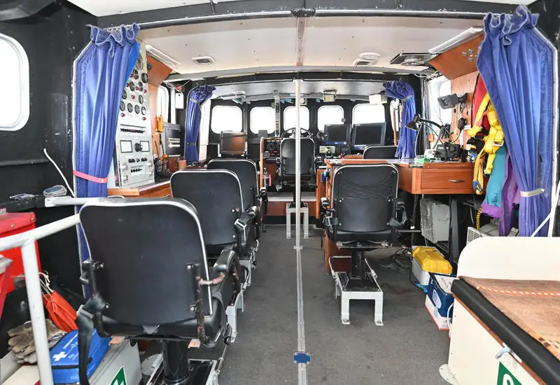 Tàu cứu hộ để bán