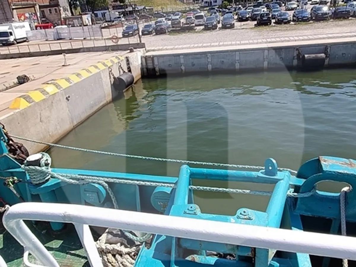 Tàu cẩu để bán