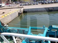 Tàu cẩu để bán