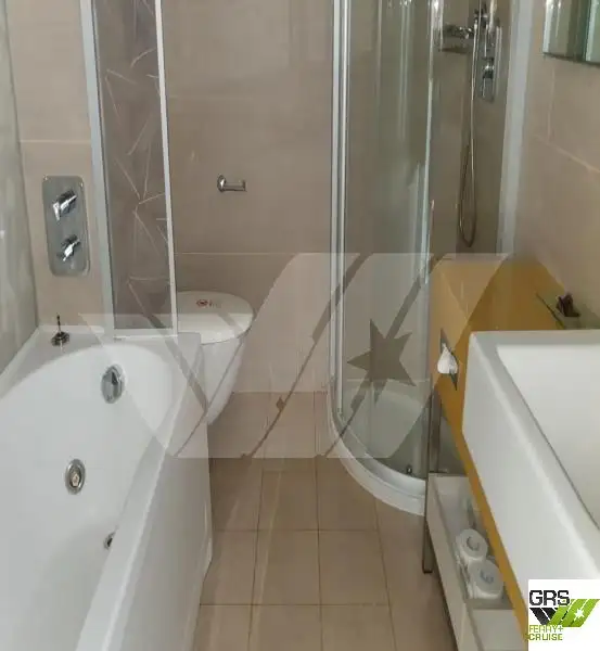 Tàu du lịch để bán