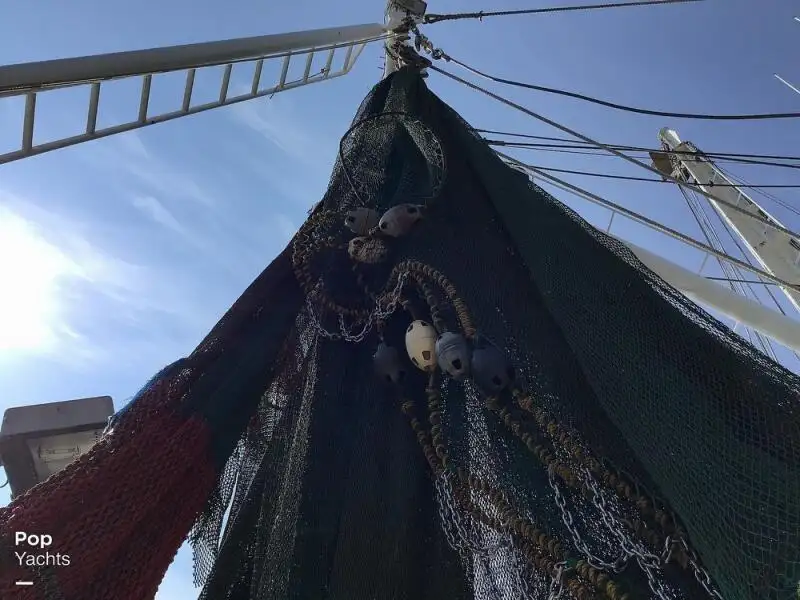 Tàu kéo lưới để bán