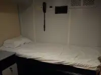 Tàu chở thủy thủ đoàn để bán