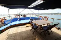 Tàu du lịch để bán