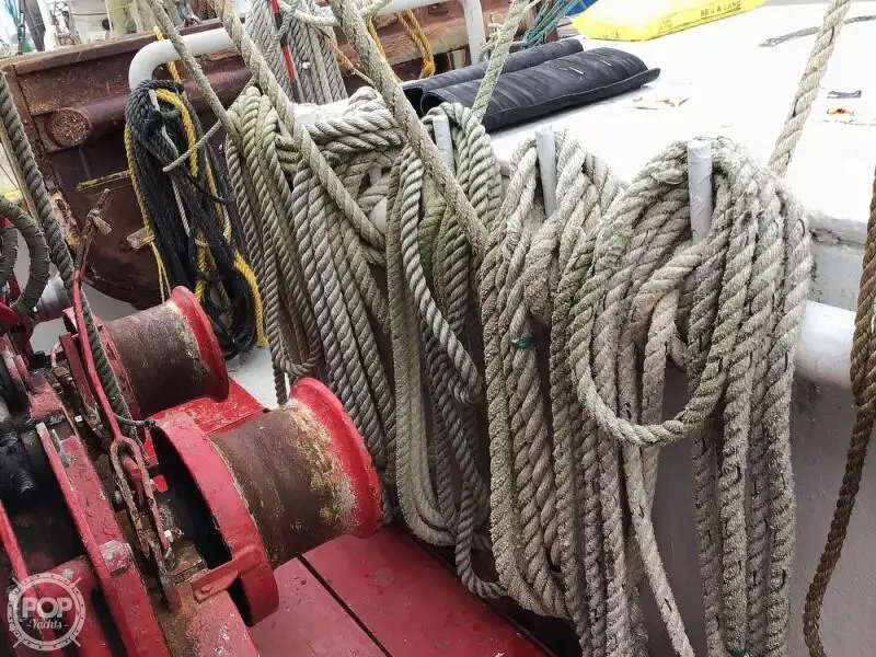 Tàu kéo lưới để bán