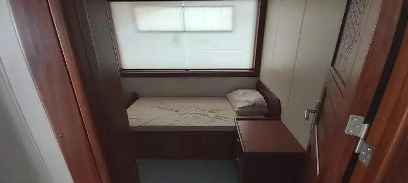 Tàu du lịch để bán