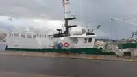 Tàu kéo lưới để bán