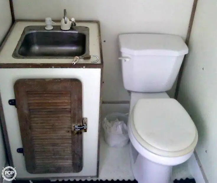Tàu du lịch để bán