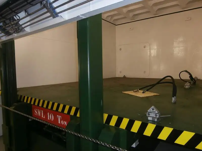 Tàu container để bán