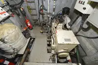 Tàu hai thân để bán