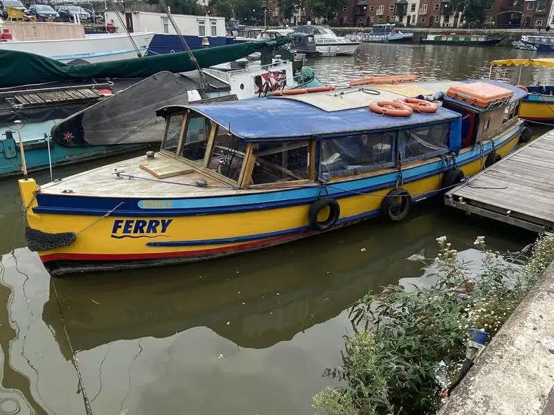 Tàu phà để bán