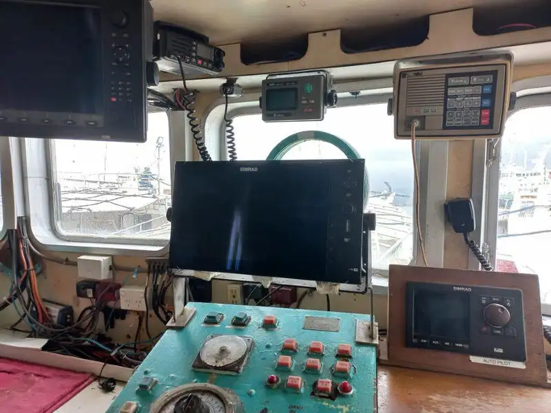 Tàu kéo lưới để bán