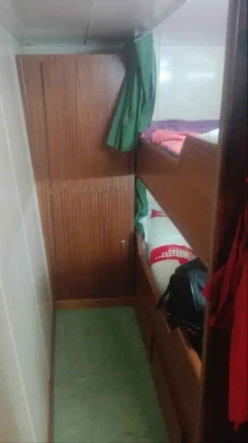 Tàu làm việc để bán