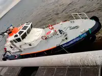 Tàu chở thủy thủ đoàn để bán