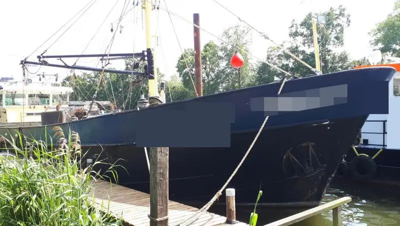 Tàu kéo lưới để bán