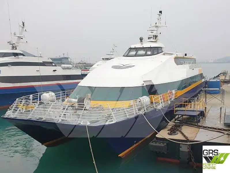 Tàu du lịch để bán