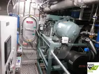 Tàu chở khách và hàng hóa để bán