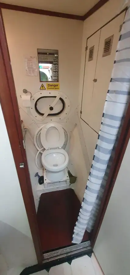 Tàu container để bán