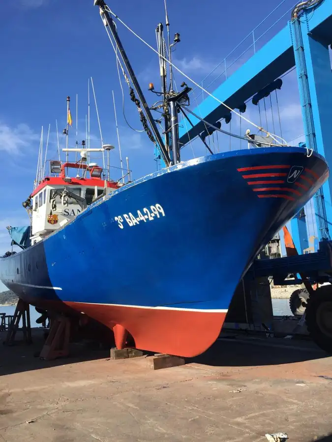 Tàu kéo lưới để bán
