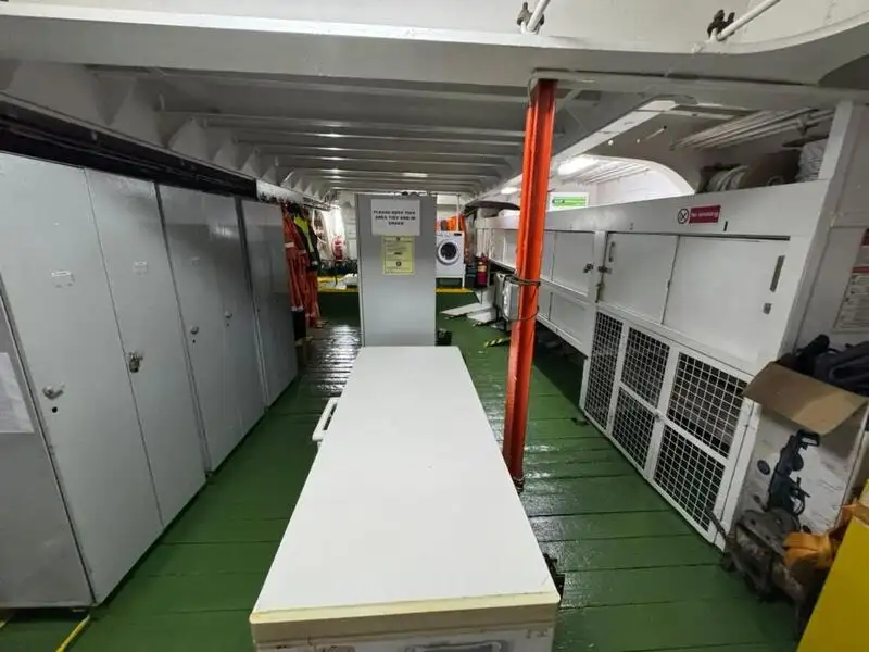 Tàu container để bán