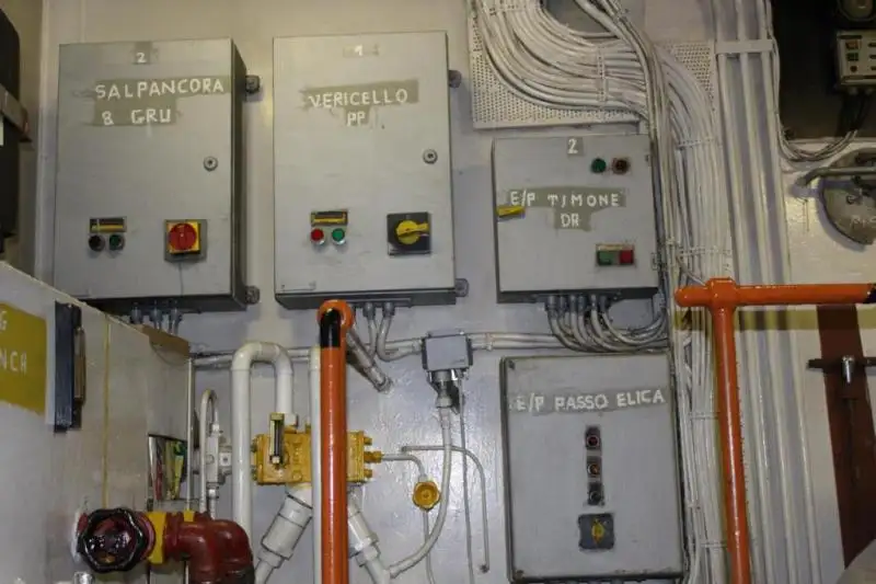 Tàu kéo để bán