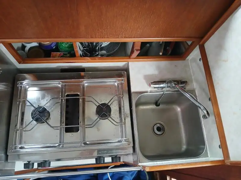 Tàu làm việc để bán