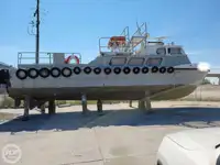 Tàu chở thủy thủ đoàn để bán