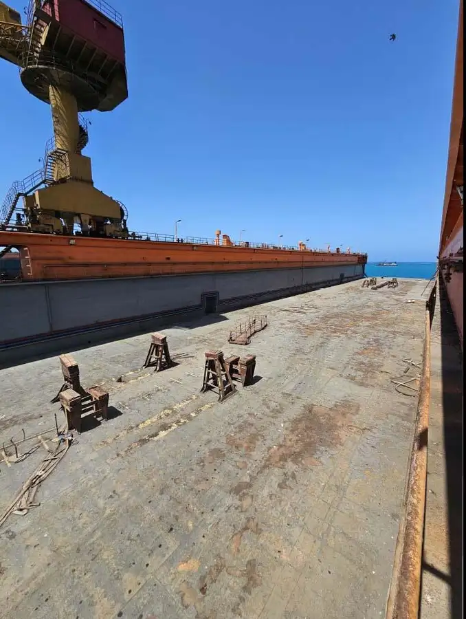 Bến tàu nổi rao bán